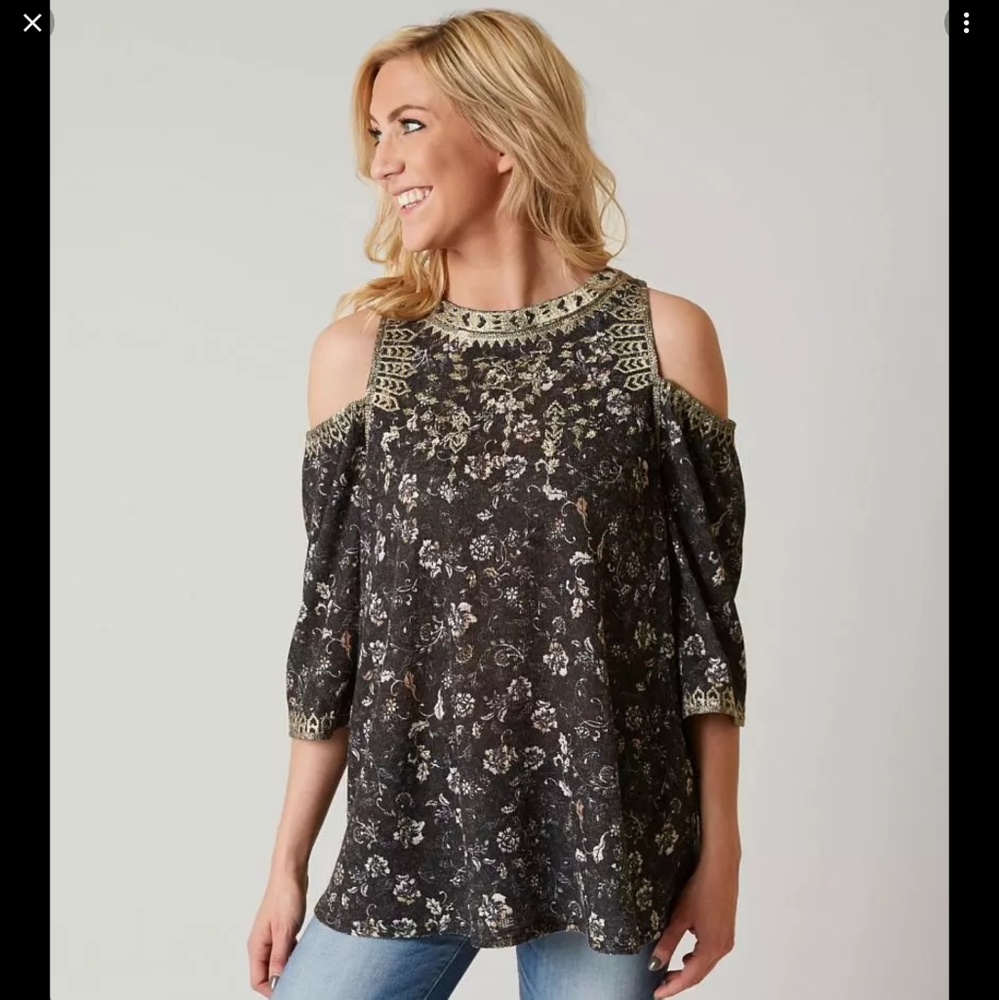 Buckle Floral cold shoulder top Sz M